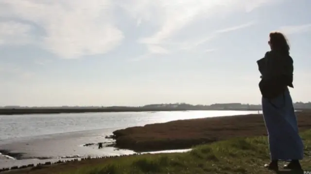 બીચ પર મહિલા. પ્રતીકાત્મક તસવીર.