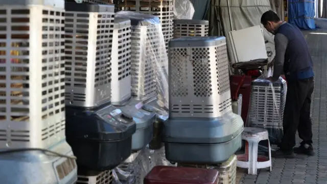 전국 대부분 지역에 한파 주의보가 내려진 17일 오후 서울 중구 황학동 중앙시장에서 중고제품 업자가 난로를 정리하고 있다