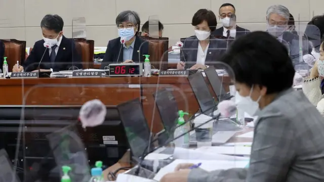 정은경 질병관리청장이 22일 서울 여의도 국회에서 열린 보건복지위원회의 보건복지부, 질병관리청 등에 대한 종합국정감사에 출석해 의원 질의에 답하고 있다