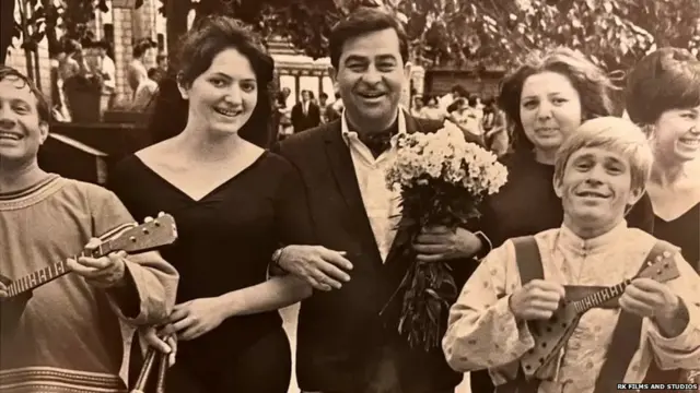 रशियामध्ये आपल्या चाहत्यांसोबत राज कपूर