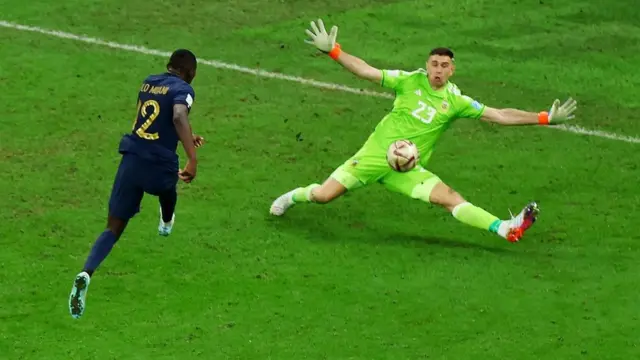 কোলো মুয়ানির শট ঠেকিয়ে দেন এমি মার্টিনেজ