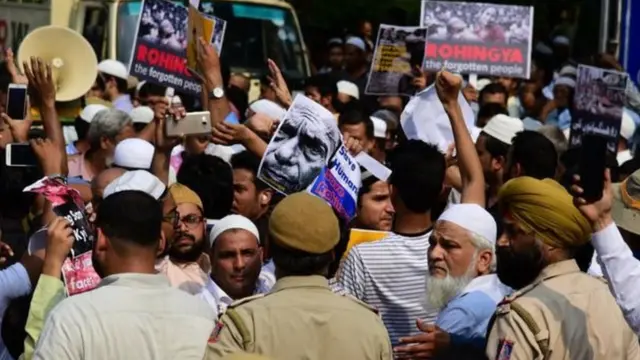 रोहिंग्या मुसलमानों के दर्द बयां करती तस्वीरें