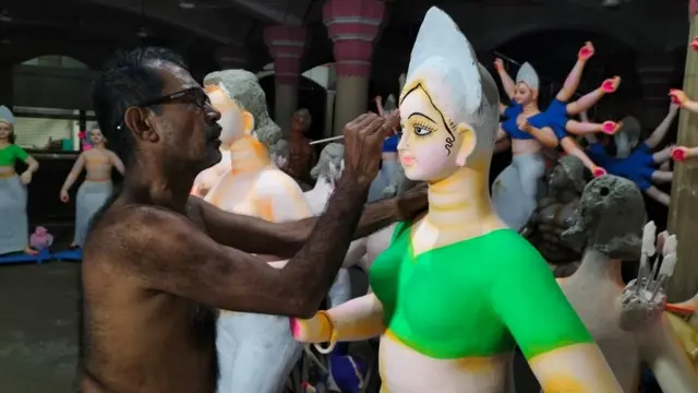 নোয়াখালীর চৌমুহনীতে চলছে দুর্গাপূজার শেষ মুহুর্তের প্রস্তুতি।