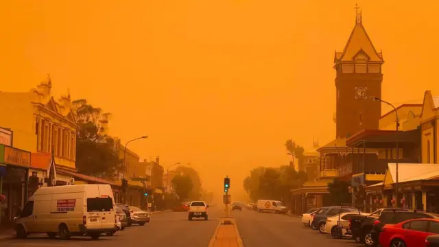Broken Hill kasabasında turuncuya dönen gökyüzü