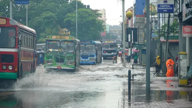 இலங்கையில் கடும் மழை : 80 ஆயிரத்துக்கும் அதிகமானோர் பாதிப்பு
