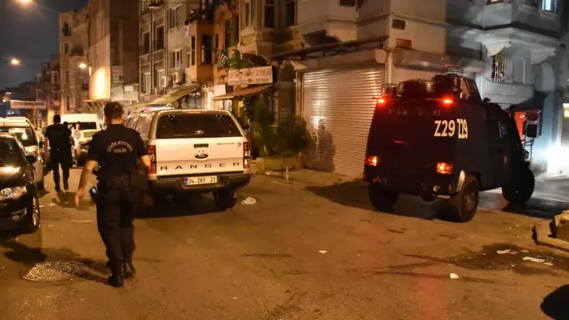 HDP binasının bulunduğu sokağın başında bir zırhlı araç görülüyor.