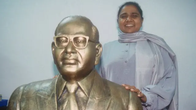 আম্বেডকরের মূর্তির সঙ্গে বহুজন সমাজ পার্টির নেত্রী মায়াবতী