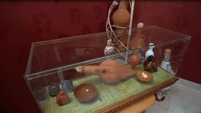 يحتفظ الشقيقان بنماذج من ادوات السقاية التي استخدماها منذ بداية عملهما