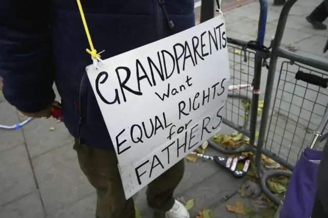 Cartel de una asociación de abuelos que reclama la custodia compartida para sus hijos.