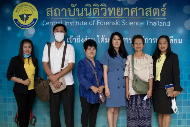 ญาติผู้สูญหายถ่ายภาพหมู่