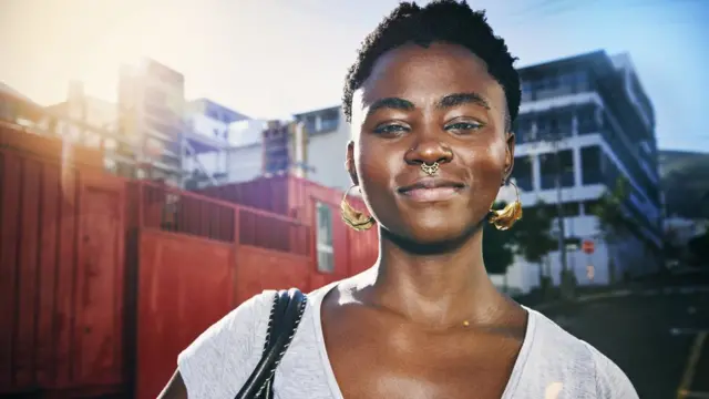 Portrait d'une jeune femme confiante dans la ville