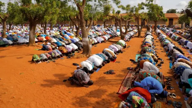 Moment de prière au Togo en Afrique de l'Ouest.