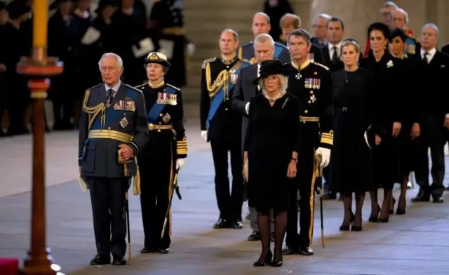 أفراد العائلة المالكة يتبعون نعش الملكة إليزابيث الثانية