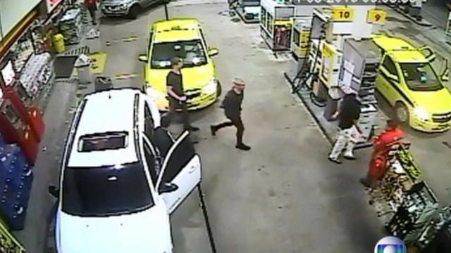 Suspeitos são filmados em posto de gasolina