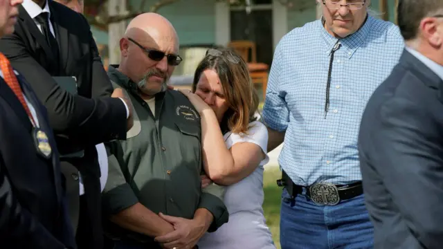 Пастор церкви, где произошла стрельба, Фрэнк Помрой (в центре), сообщил, что в результате нападения погибла его собственная 14-летняя дочь Аннабелл