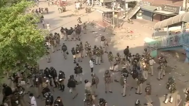 షహీన్ బాగ్‌ను ఖాళీ చేయిస్తున్న పోలీసులు