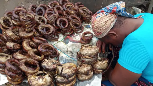 woman wey dey sleep for wia she dey sell market