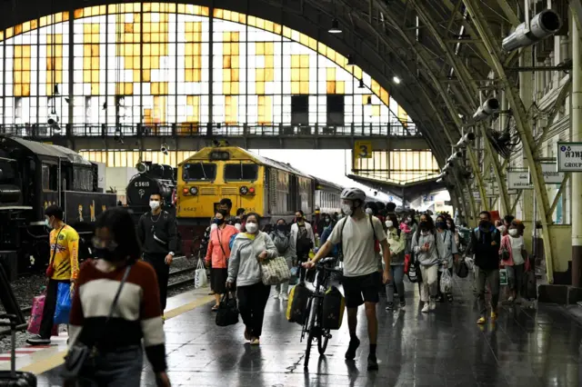 ประชาชนเดินทางกลับเข้า กทม. ด้วยรถไฟ หลังหยุดยาวช่วงปีใหม่