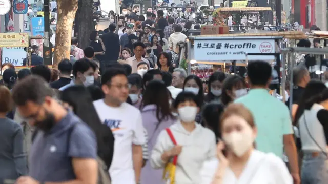 사람들이 거리에서 걷고 있다