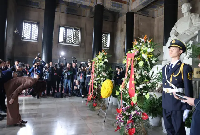 郑丽文在南京中山陵鞠躬。