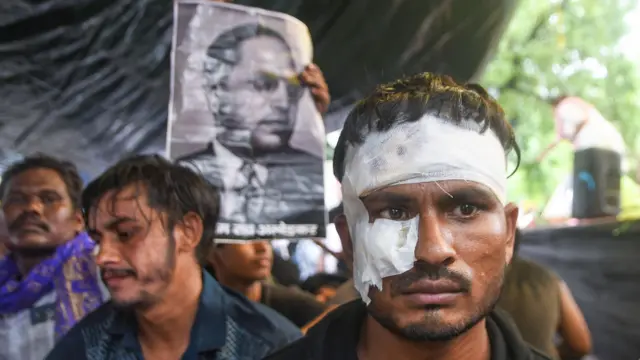 जंतर मंतर पर घायल प्रदर्शनकारियों ने आंबेडकर को अपने प्रेरक के तौर पर रखा