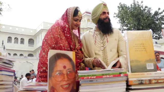 ਕਿਤਾਬਾਂ ਵਾਲੀ ਸਟਾਲ ਉੱਤੇ ਮੌਜੂਦ ਨਵਾਂ ਵਿਆਹਿਆ ਜੋੜਾ