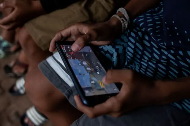 Foto ilustrasi: Seorang anak bermain gim online lewat gawainya. 