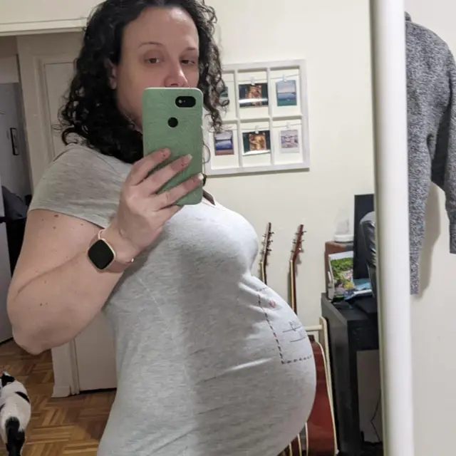 Caroline Freire durante a gravidez tirando foto diante de espelho