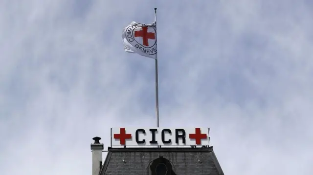 علم فوق مقر اللجنة الدولية للصليب الأحمر في جنيف
