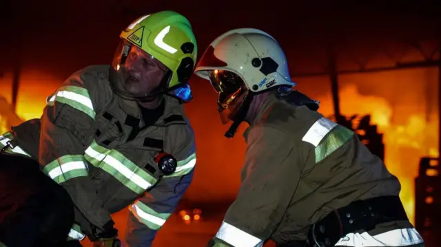 Пожежники гасять масштабну пожежу в Миколаєві 