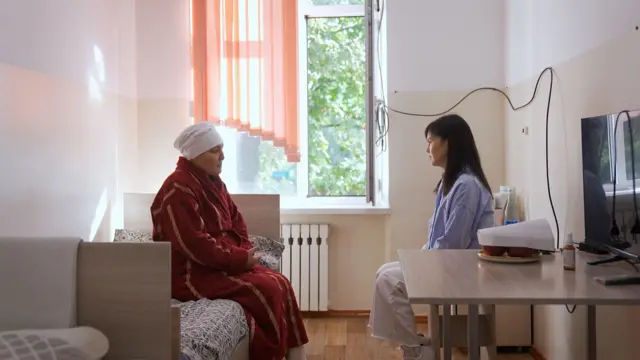 "Төрт жолу химия алдым. Андан кийин операция болдум", — деди Салтанат Курамаева