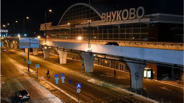 Zimwe mu ngendo z'indege zaja ku kibuga c'indege ca Vnukovo i Moscou zahagaritswe kubera ico Uburusiya buvuga ko cari igitero ca Ukraine ikoresheje amadrone  (isanamu yo mu bubiko)