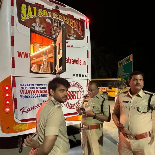 ఏపీలోని ఆది, సోమ వారాల్లో ప్రైవేటు బస్సులను తనిఖీ చేస్తున్న రవాణాశాఖ అధికారులు, సిబ్బంది