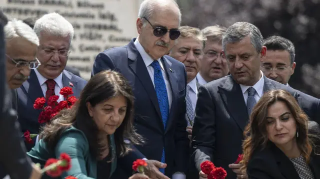 15 Temmuz'da TBMM'de yapılan anma etkinliğinde Özgür Özel, Pervin Buldan, Numan Kurtulmuş ellerindeki kırmızı çiçekleri anma anıtına bırakıyor