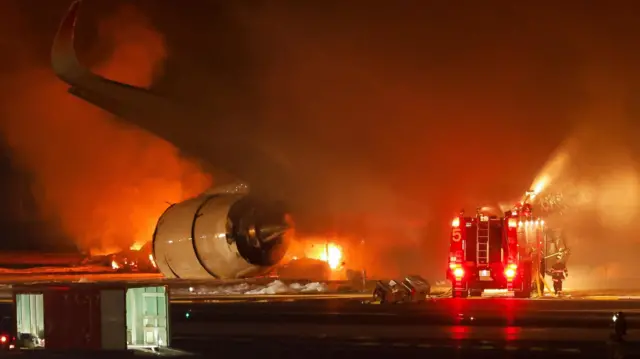 घटनापछि विमानस्थलका सबै धावनमार्ग बन्द गरिएका छन्।