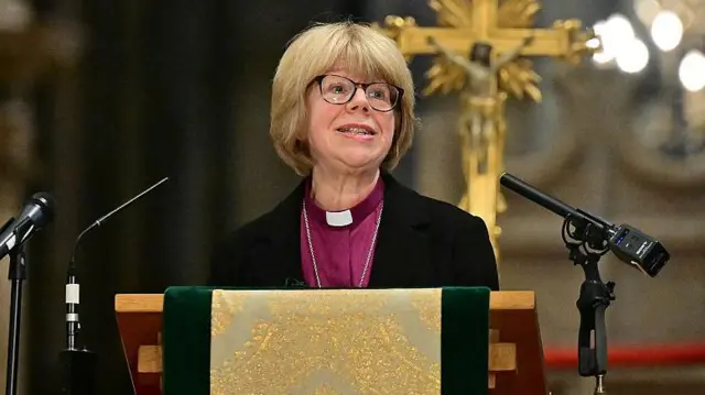 Quién es Sarah Mullally, la primera mujer que liderará la Iglesia anglicana  en los casi 500 años de historia de la institución - BBC News Mundo