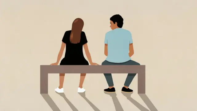 Pareja en un banco sentada, conversando, de espaldas