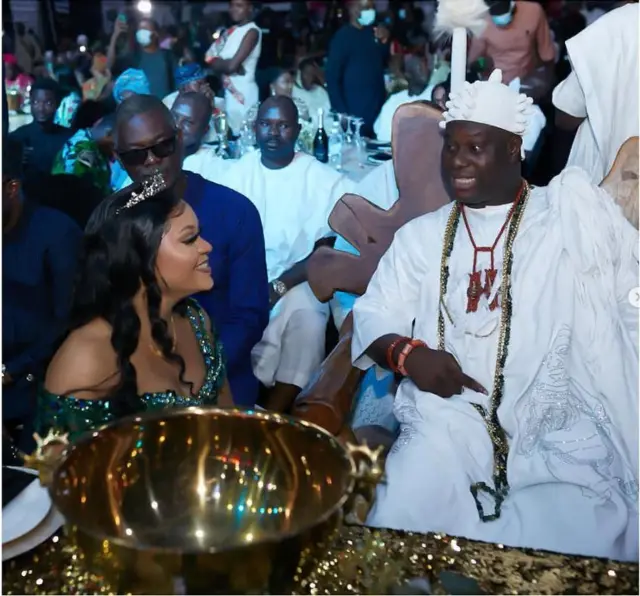 Tobi Phillips ati Ọọni 