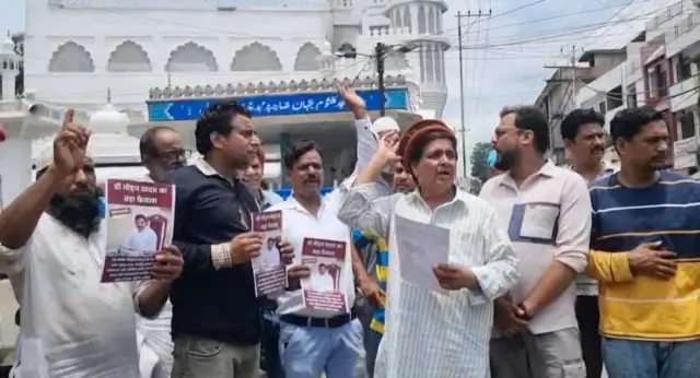 ऑल इंडिया मुस्लिम त्योहार कमेटी के बैनर तले लोगों ने वक़्फ़ बोर्ड में ग़ैर-मुस्लिम सदस्यों की नियुक्ति के खिलाफ़ प्रदर्शन किया