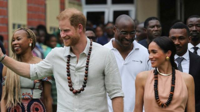 Prince Harry and Meghan dey welcomed by a crowd 