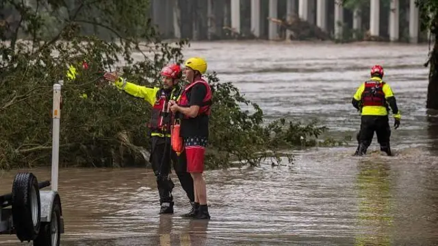 டெக்சாஸில் திடீர் வெள்ளம்: காணாமல் போன குழந்தைகள், அடித்துச் செல்லப்பட்ட வீடுகள்