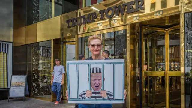 trump karşıtı bir protestocu