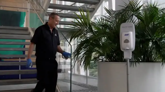 Gustavo Zuluaga limpiando unas escaleras en The Shard.