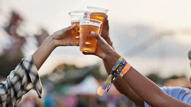 Ndị nọ na mmemme egwu na-aṅụ mmanya