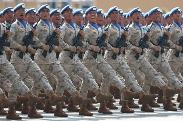 Abasirikare bari ku mirongo bafite imbunda batambuka ku karasisi