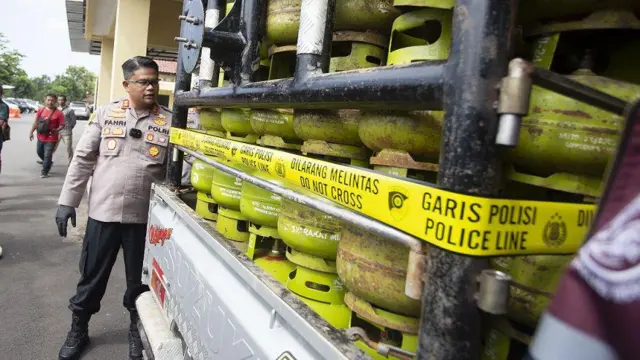 Kapolares Indramayu AKBP Fahri Siregar memperlihatkan barang bukti tabung gas LPG yang telah dioplos di Mapolres Indramayu, Jawa Barat, Jumat (22/3/2024).