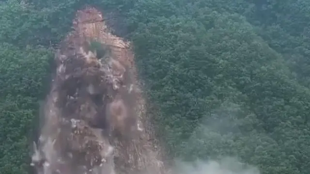 కొండచరియలు విరిగిపడటం