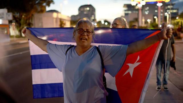 Una mujer con la bandera de Cuba en Miami.