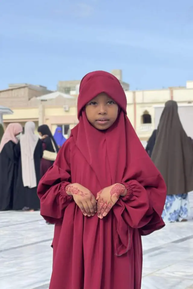 One young girl for one Mogadishu mosque show off her designs