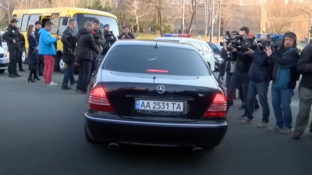 Володимир Зеленський покидає територію лабораторії, де здавав аналізи, 2019 рік